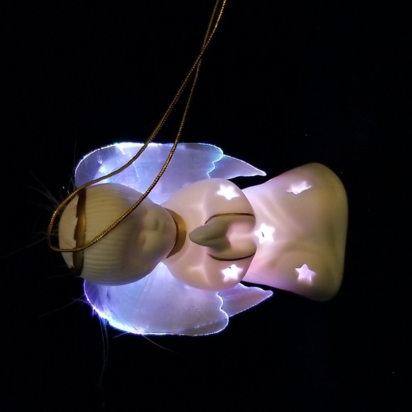 Kneeling Porcelain Angel - Picture 5 of 9